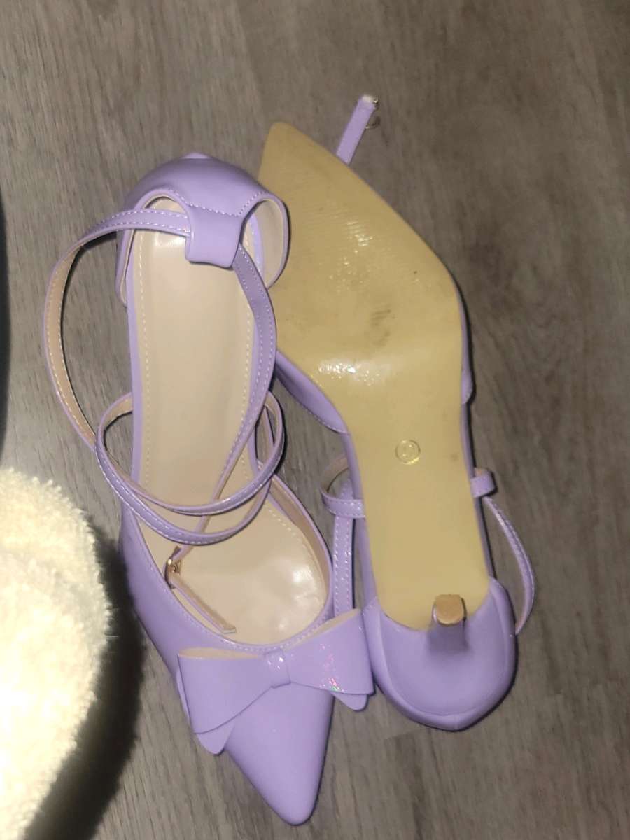 Lavender pointed to shoe
