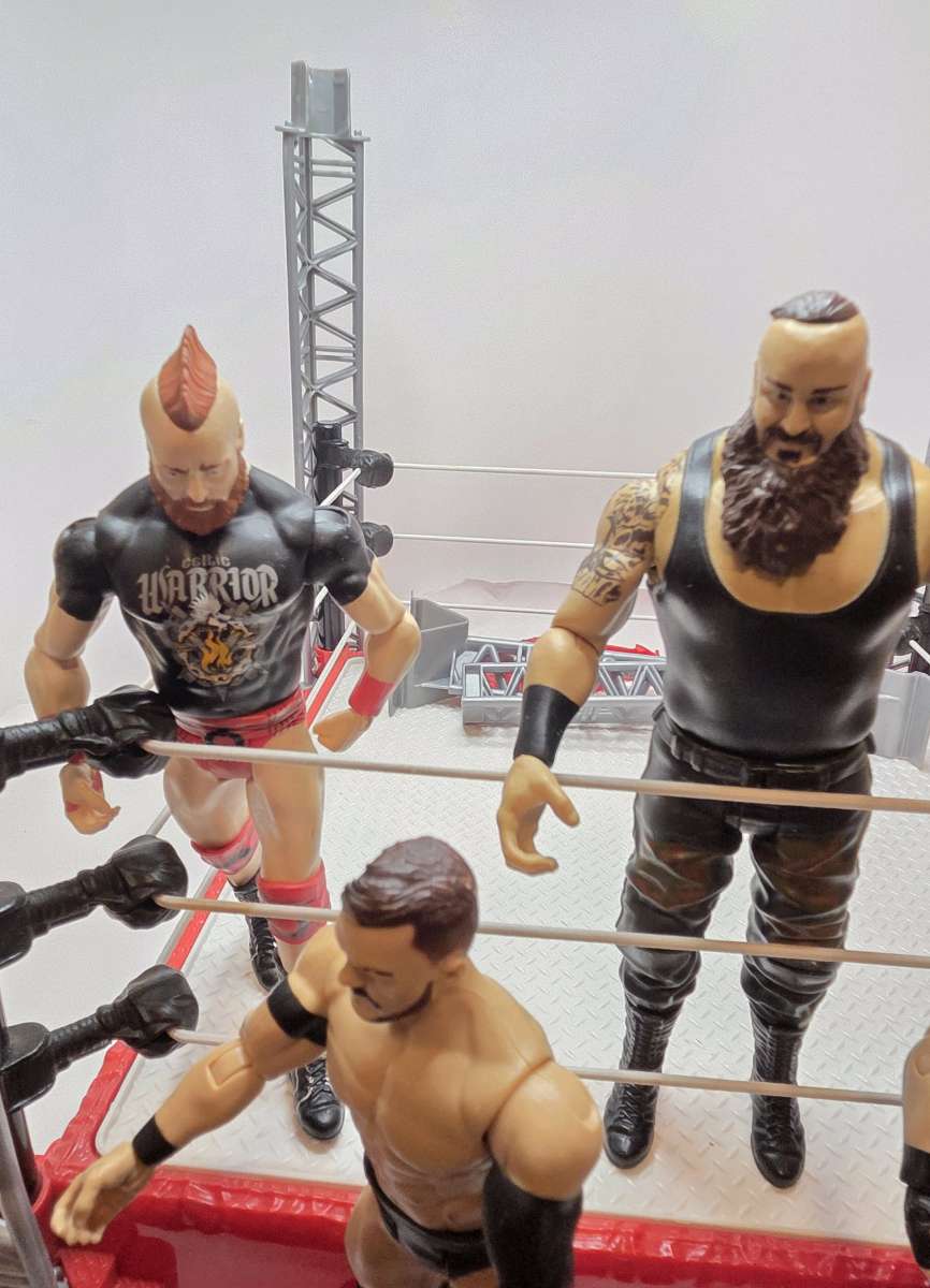 WWE Create Your Own Ring Playset  6 Superstar Figures