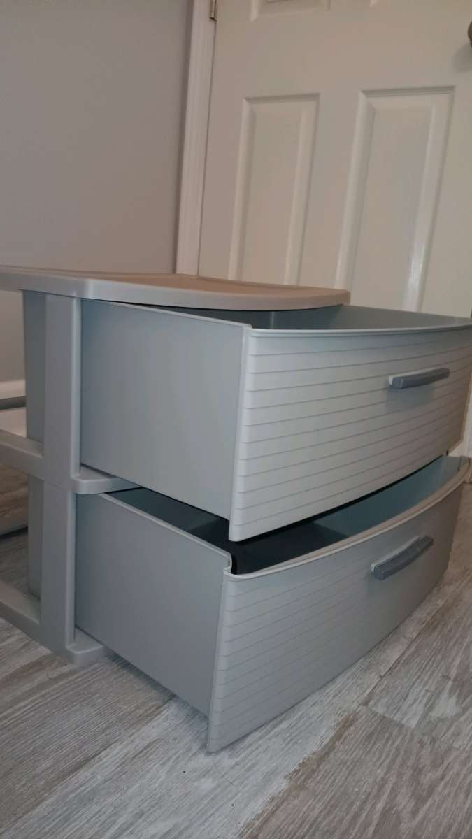 2 storage drawers