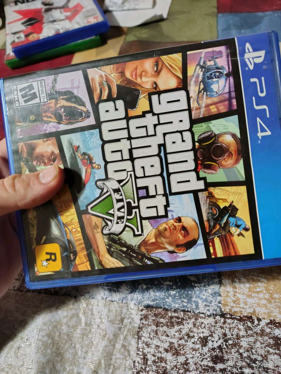 GTA Five PS4 Disc looks brand new still has map