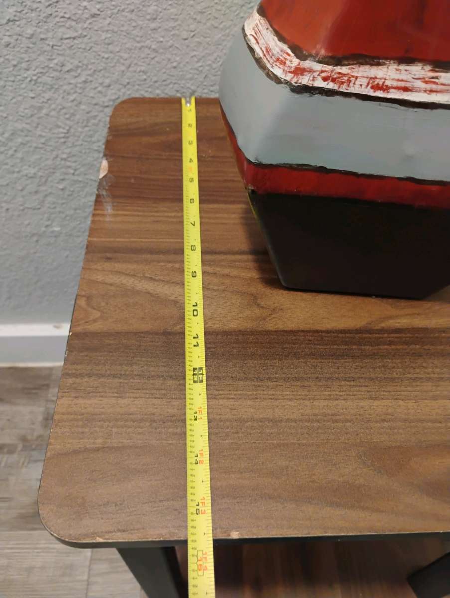 mesita con jarron decorativo