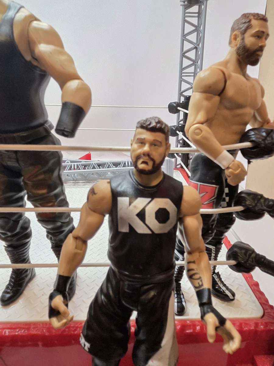 WWE Create Your Own Ring Playset  6 Superstar Figures