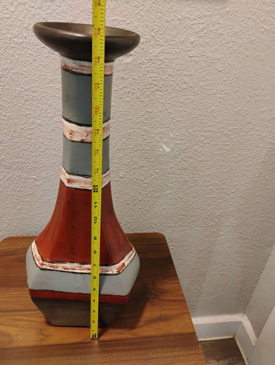 mesita con jarron decorativo