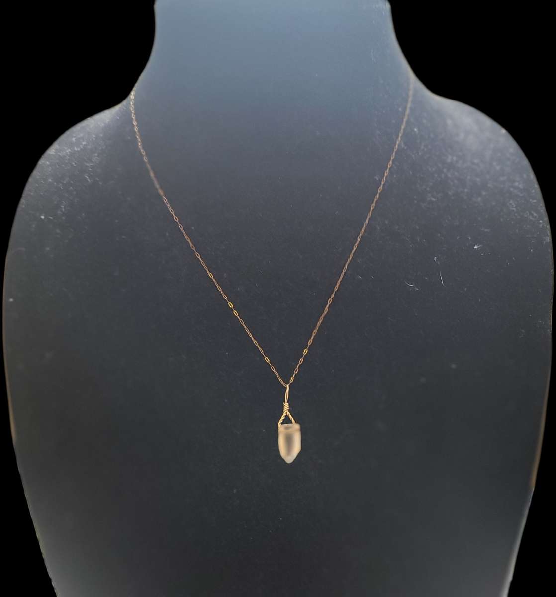 Elegant Gold Pendant Necklace