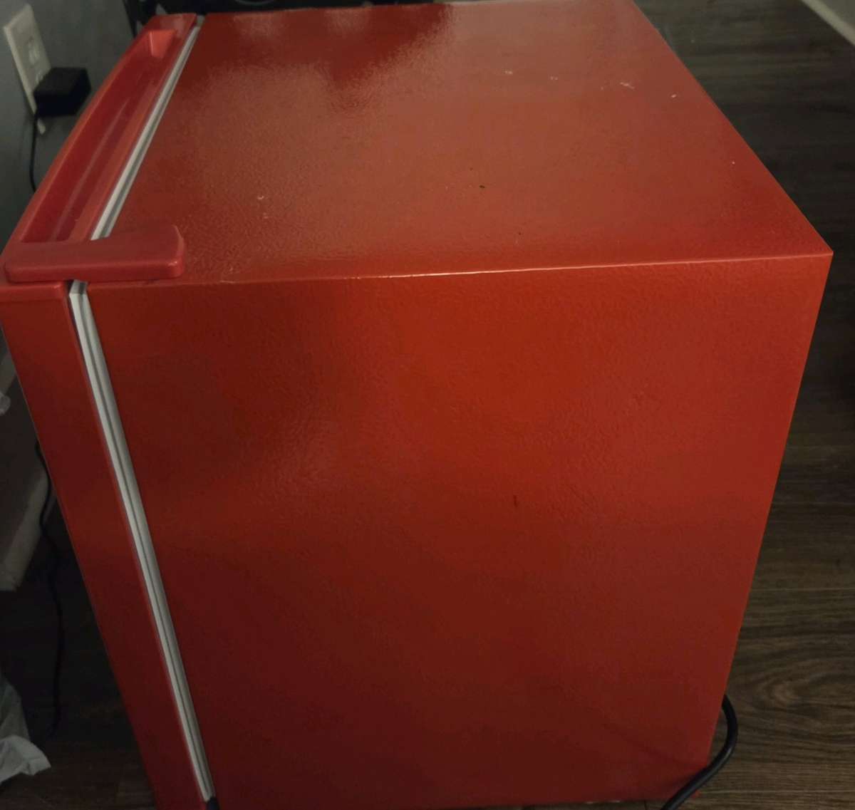 Frigidaire Retro Mini Fridge  16 Cu Ft  Red