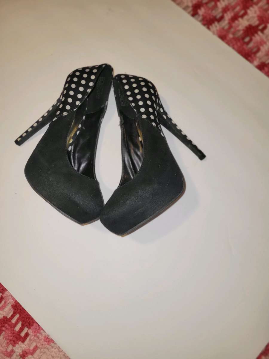 Kardashian ladies high heels