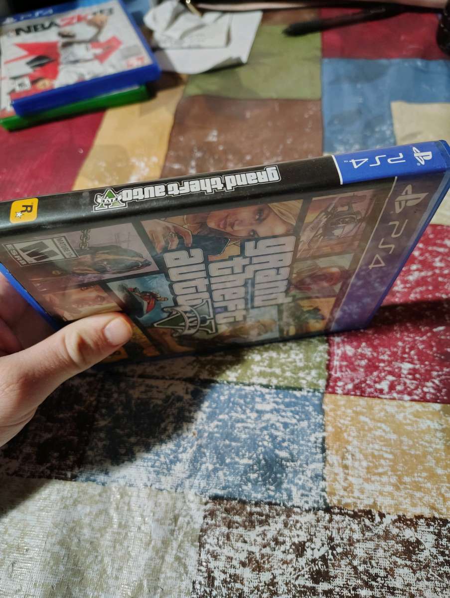 GTA Five PS4 Disc looks brand new still has map