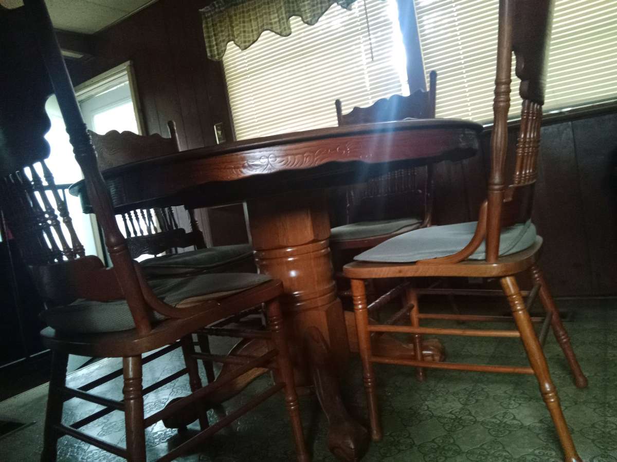 round kitchen table