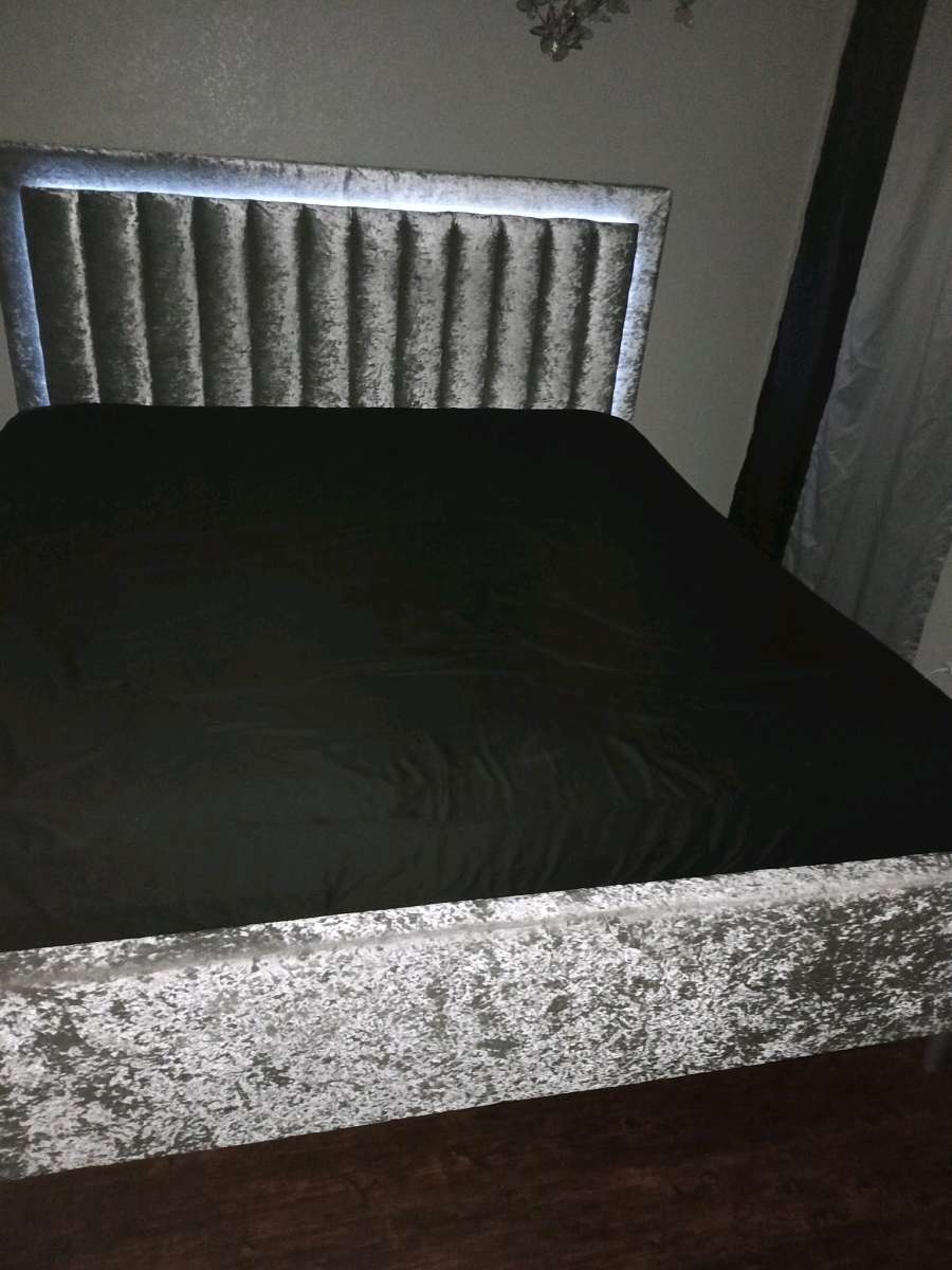 SILVER LED LIGHT BED WITH 3 SETTINGS