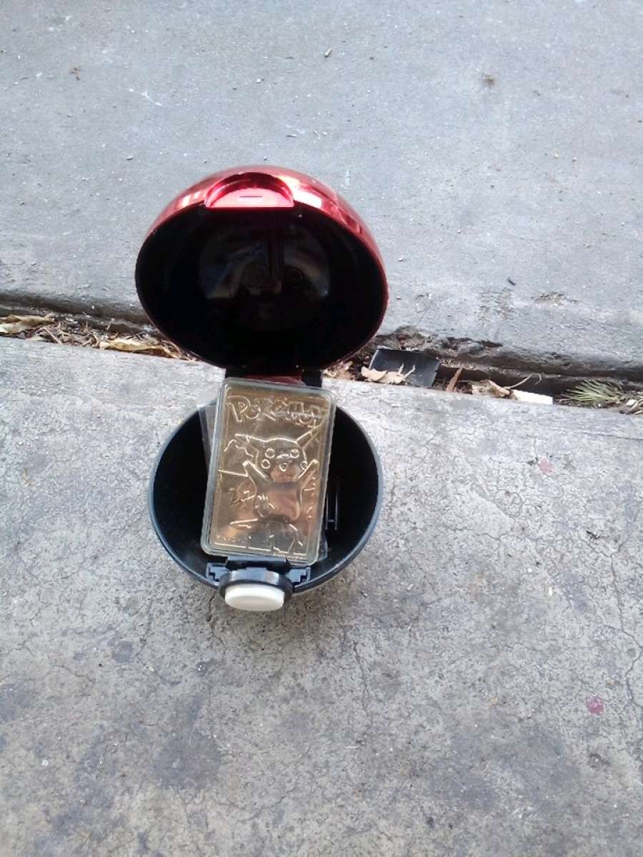 Pikachu Gold Plated trading card