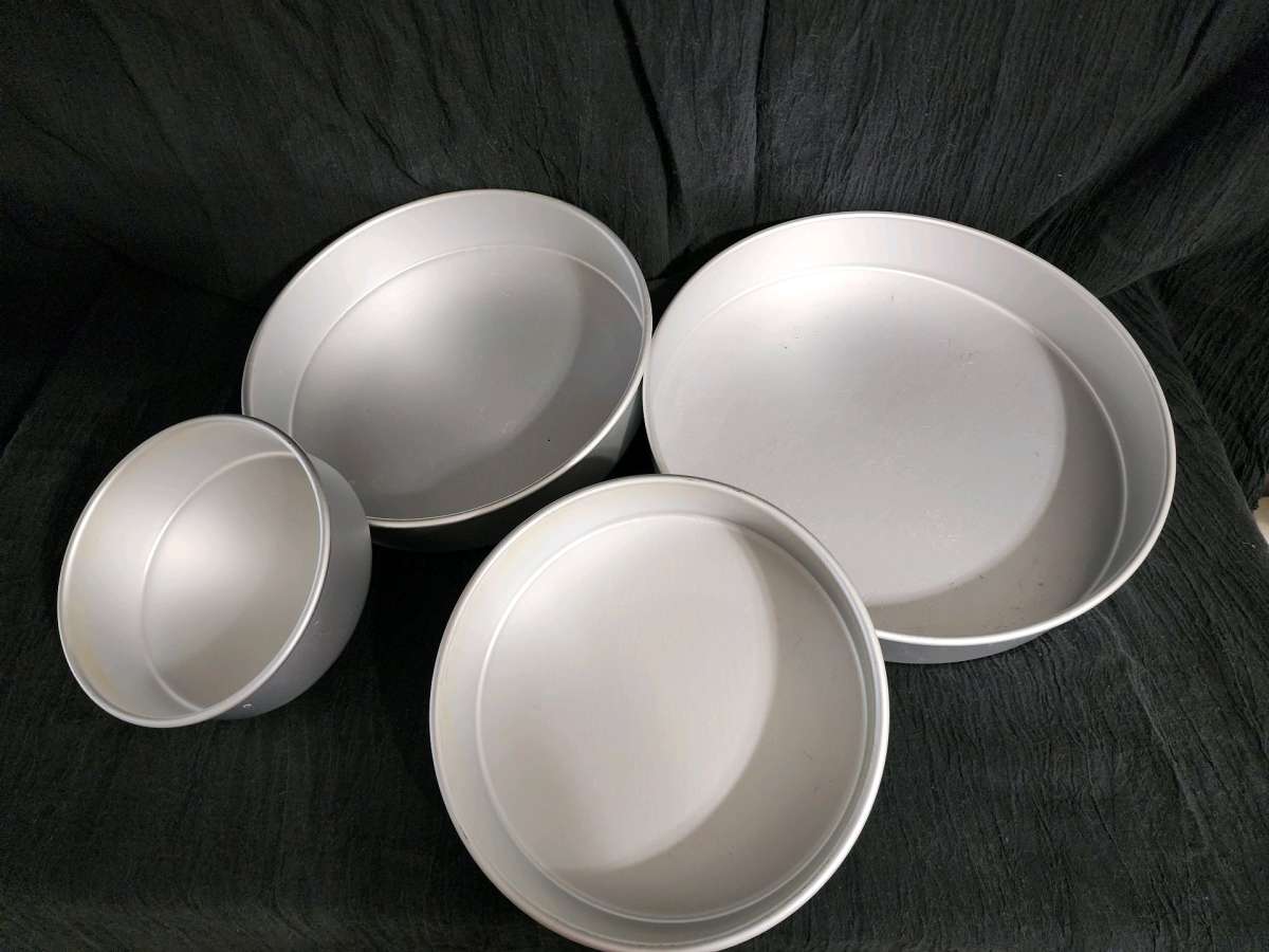 set of 4 Wilton cake pans