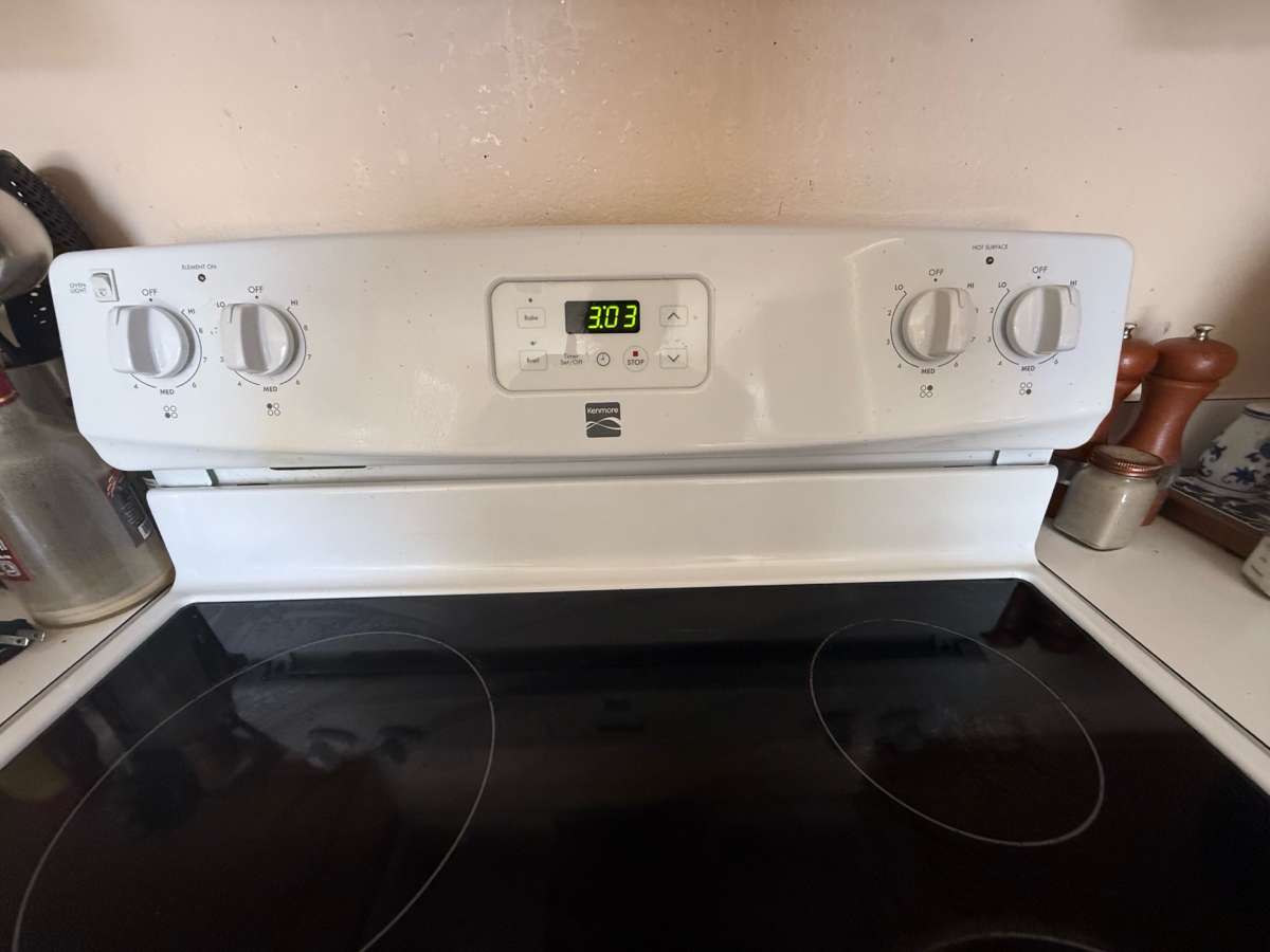 Kenmore Electric Range  2 Years Old  Excellent Condition