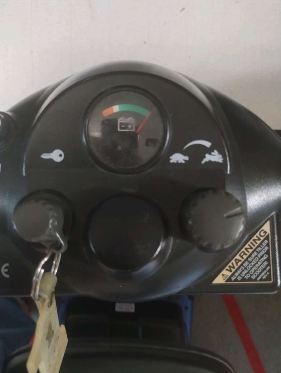 THREE WHEEL SCOOTER