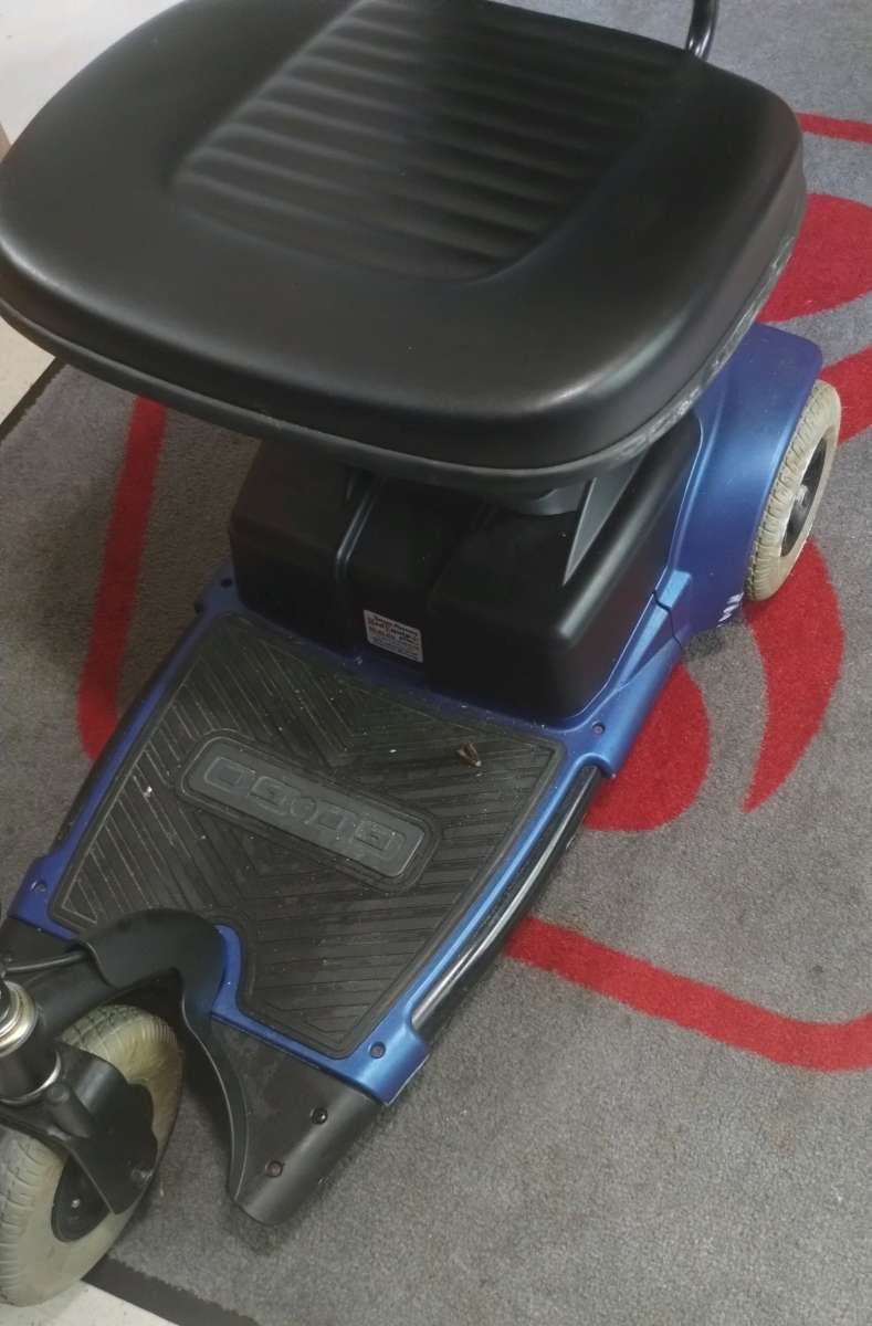 THREE WHEEL SCOOTER