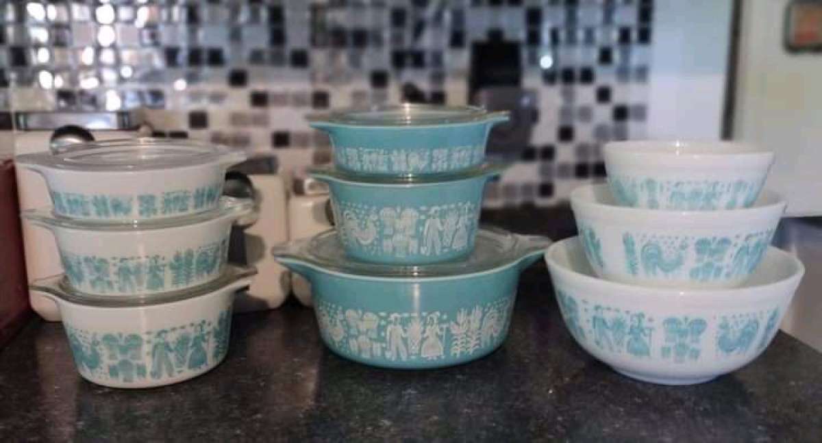 pink pyrex set and turquoise pyrex set