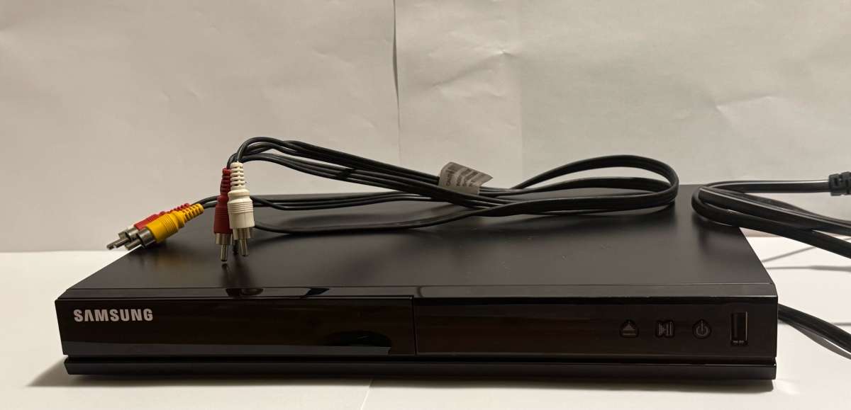 Samsung DVDE360 DVD Player Black with Remote