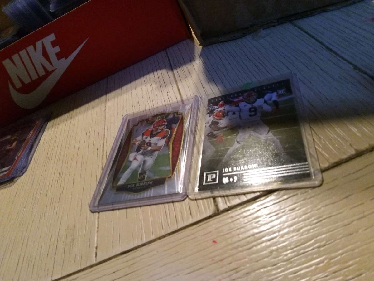2 rookie card lot of Joe Burrow Select and panini