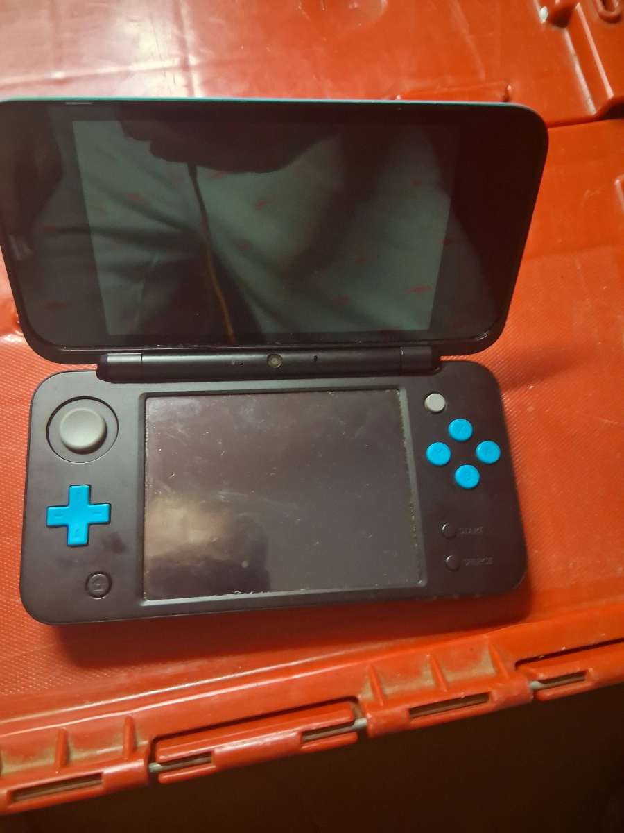 NINTENDO 2DS XL BLACK AND TEAL