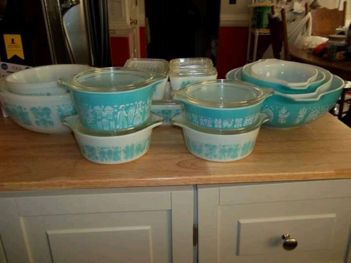 pink pyrex set and turquoise pyrex set