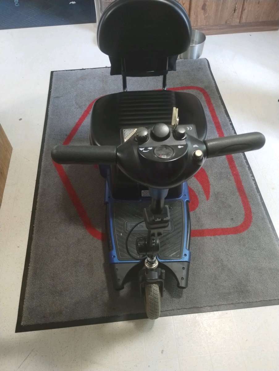 THREE WHEEL SCOOTER