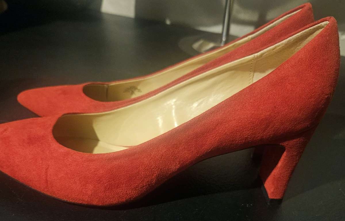 unisa red short heel sz 95