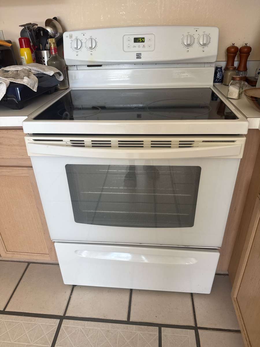 Kenmore Electric Range  2 Years Old  Excellent Condition