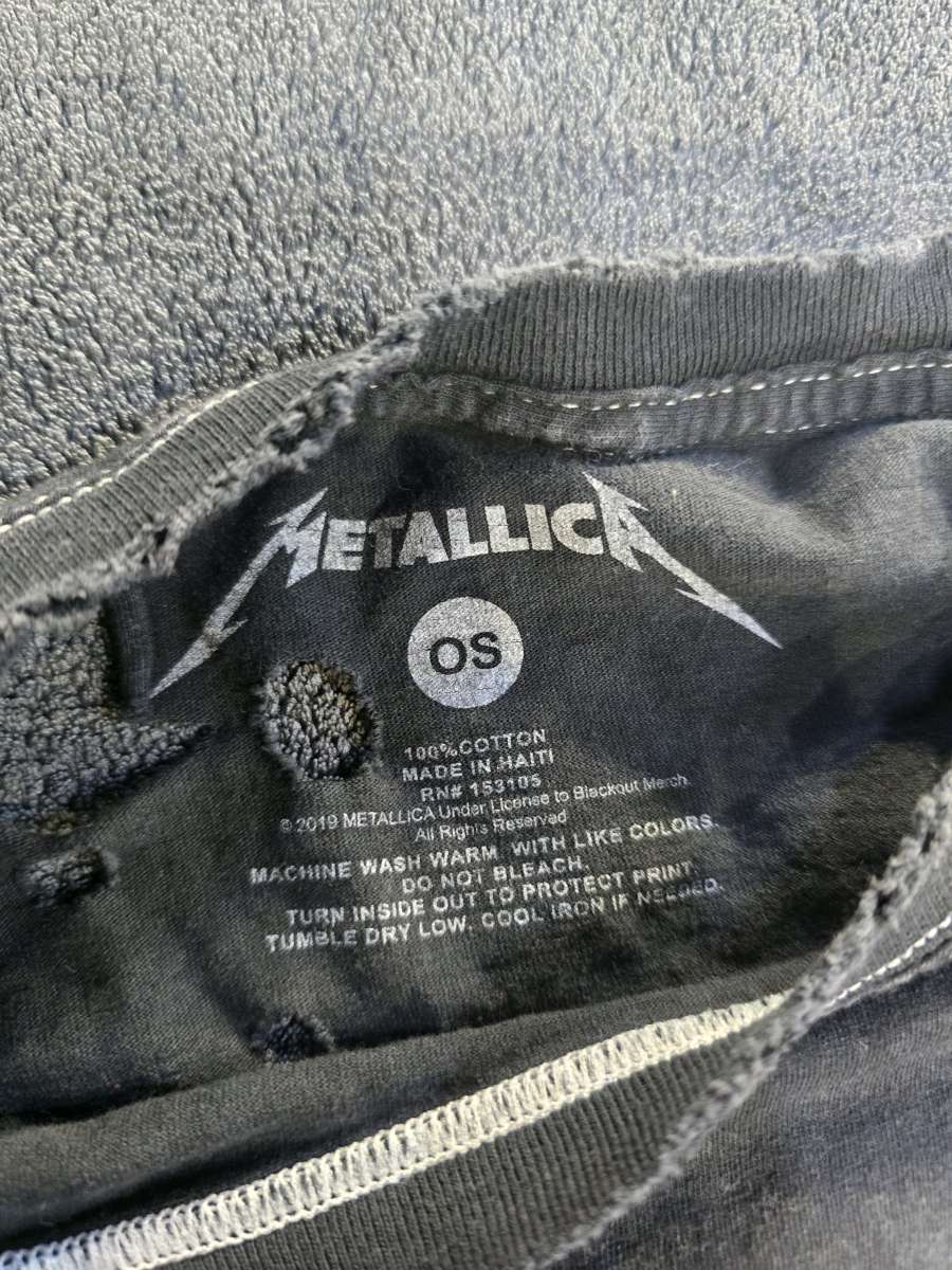 Metallica shirt size os