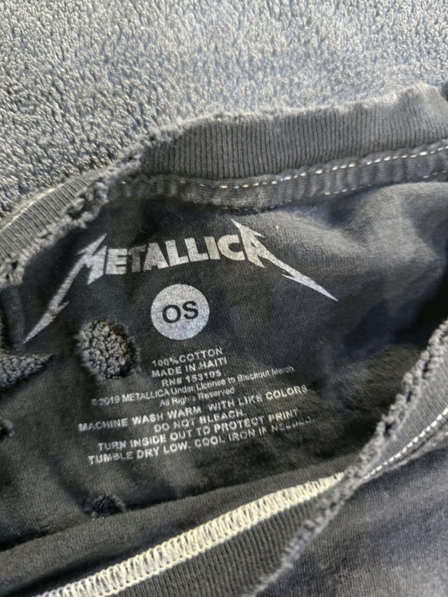 Metallica shirt size os