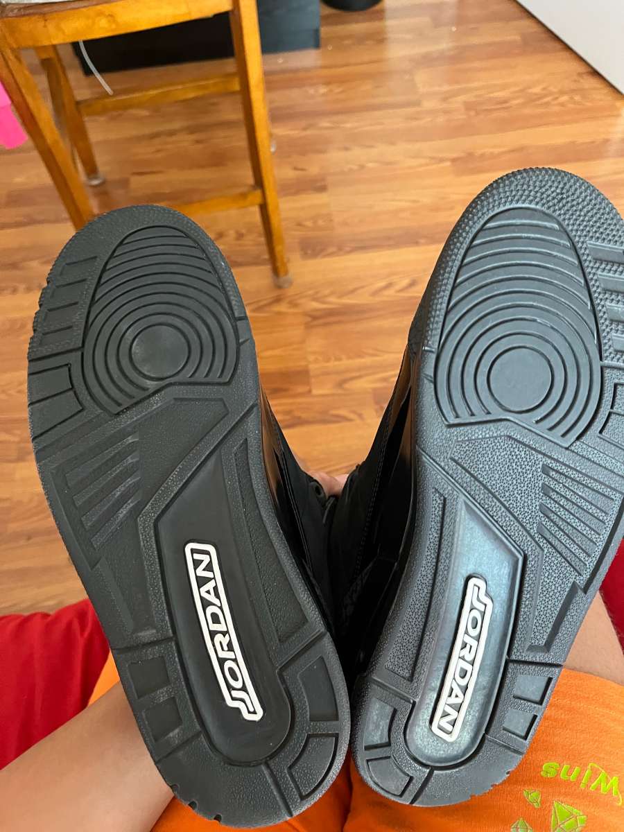 air Jordan black cat 3 laces come with it size 10