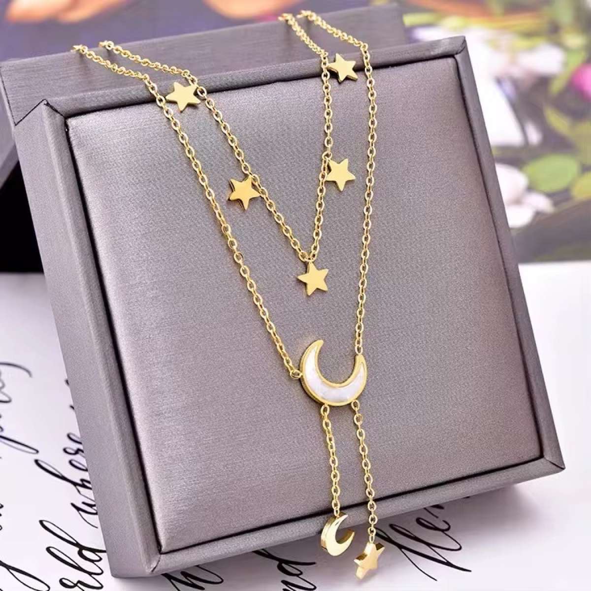 Double layering necklace with star