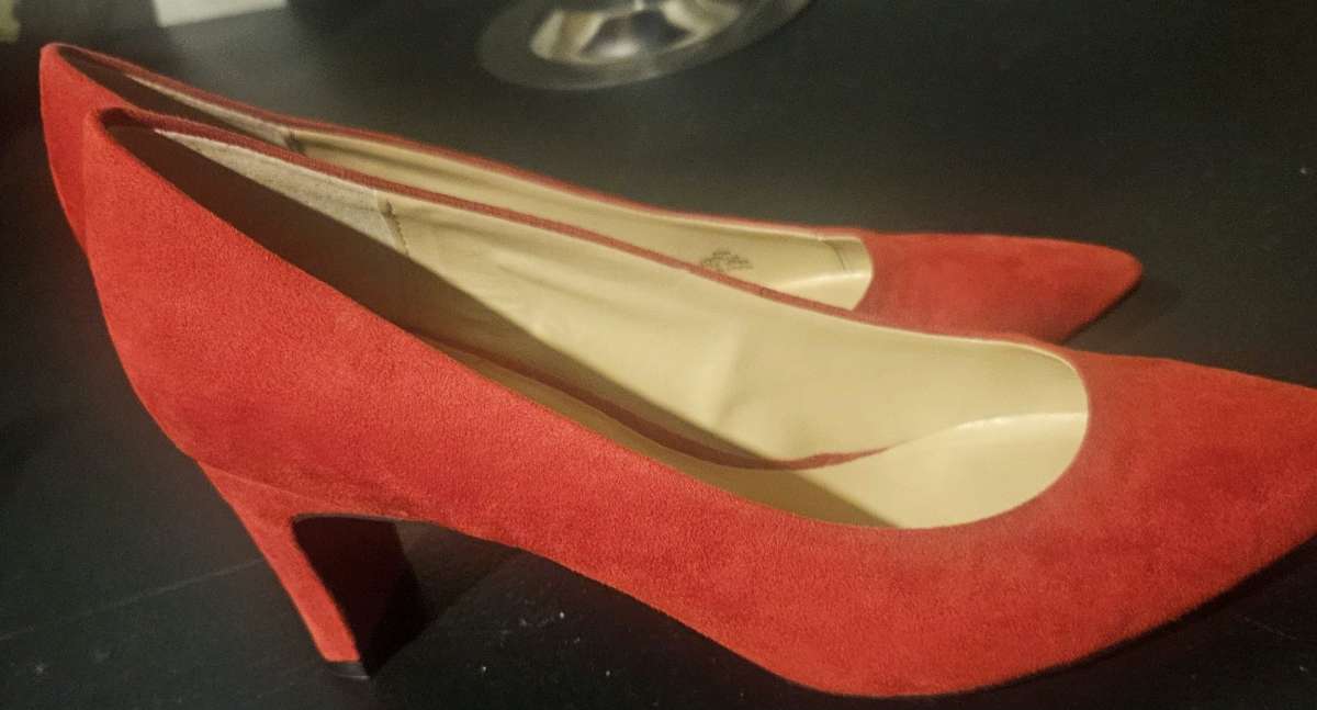 unisa red short heel sz 95