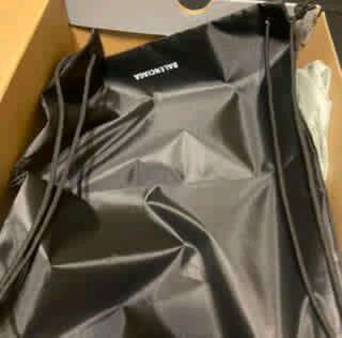 black and red runnere