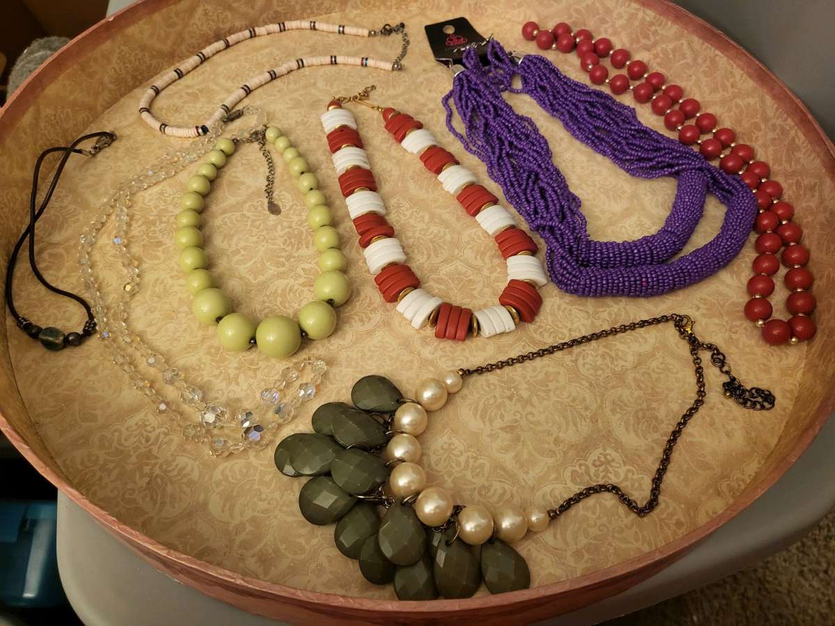 ASSORTED  FASHION  NECKLACES