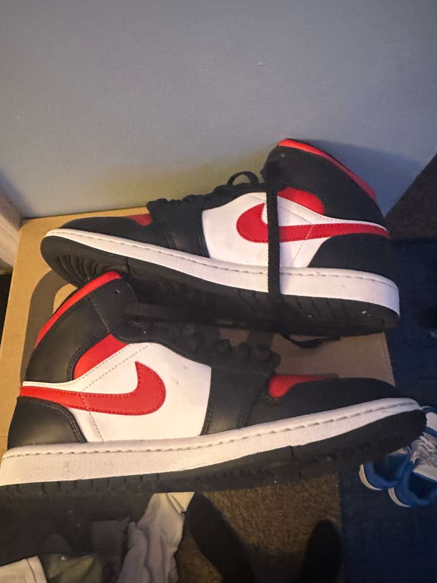 jordan 1 mid size 8 in half