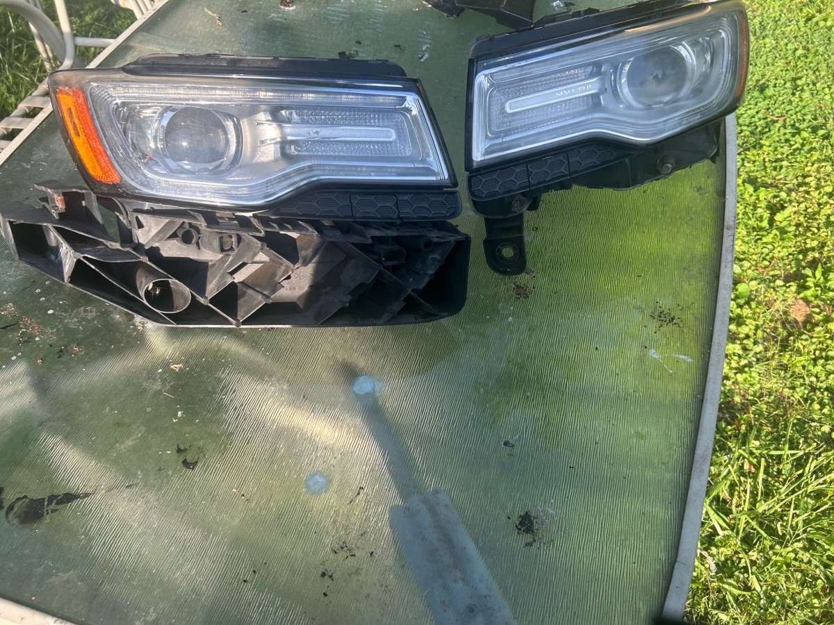 2019 Jeep Grand Cherokee hid headlight