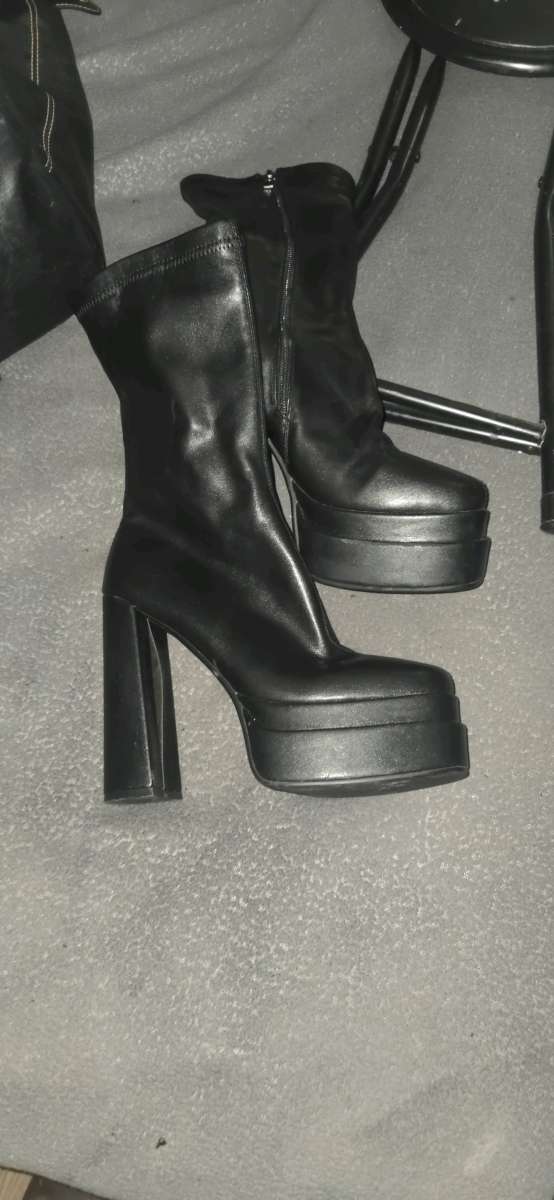 Womens zip up boots worn twice