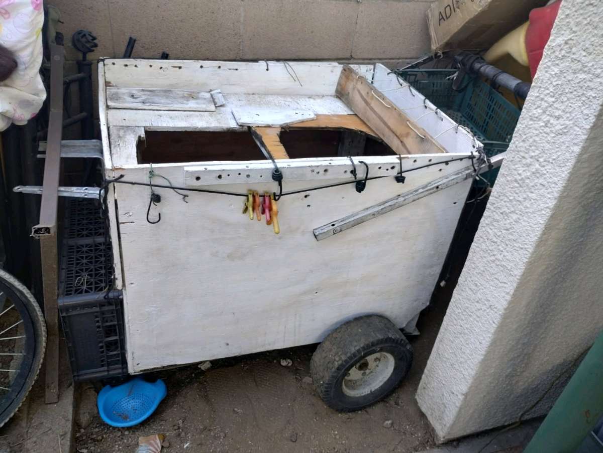 es un carro de elotes y raspados chicharrones