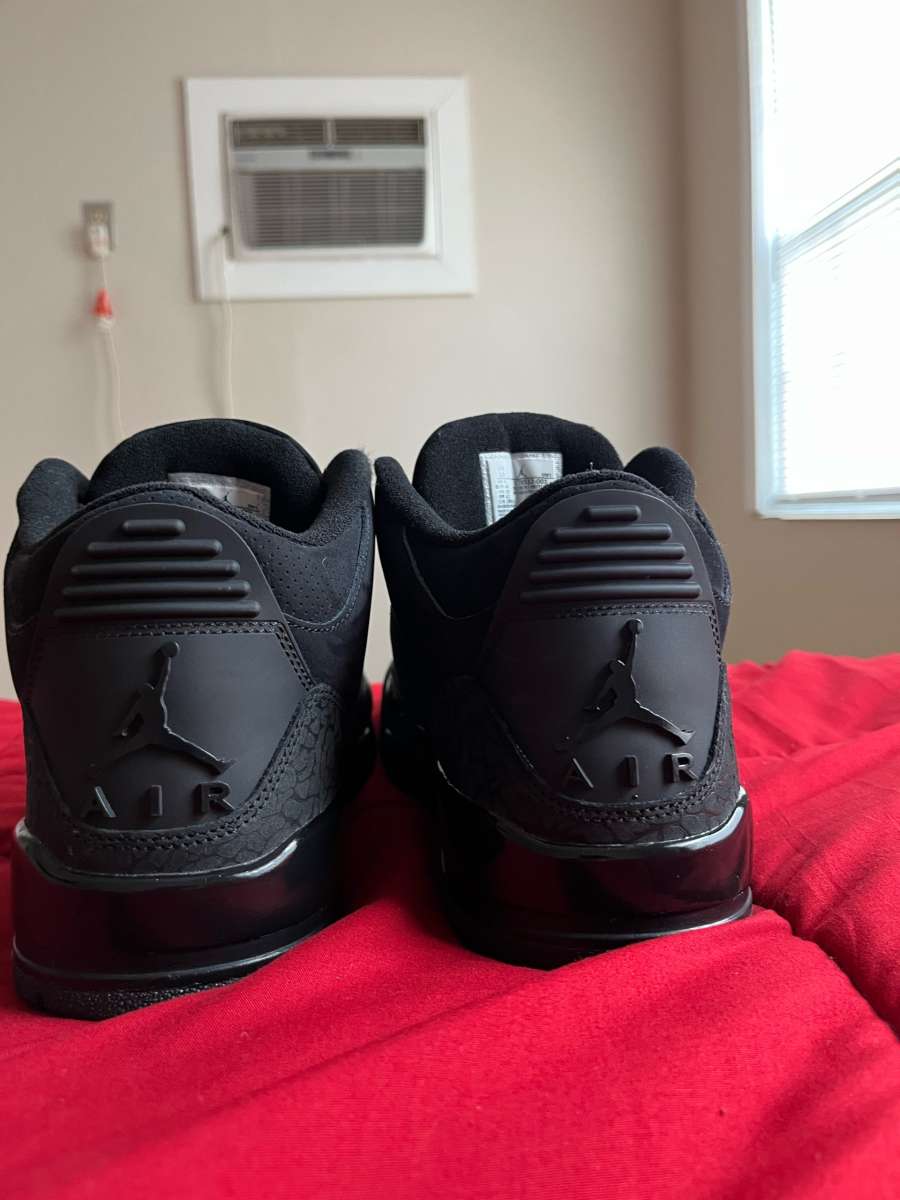 air Jordan black cat 3 laces come with it size 10
