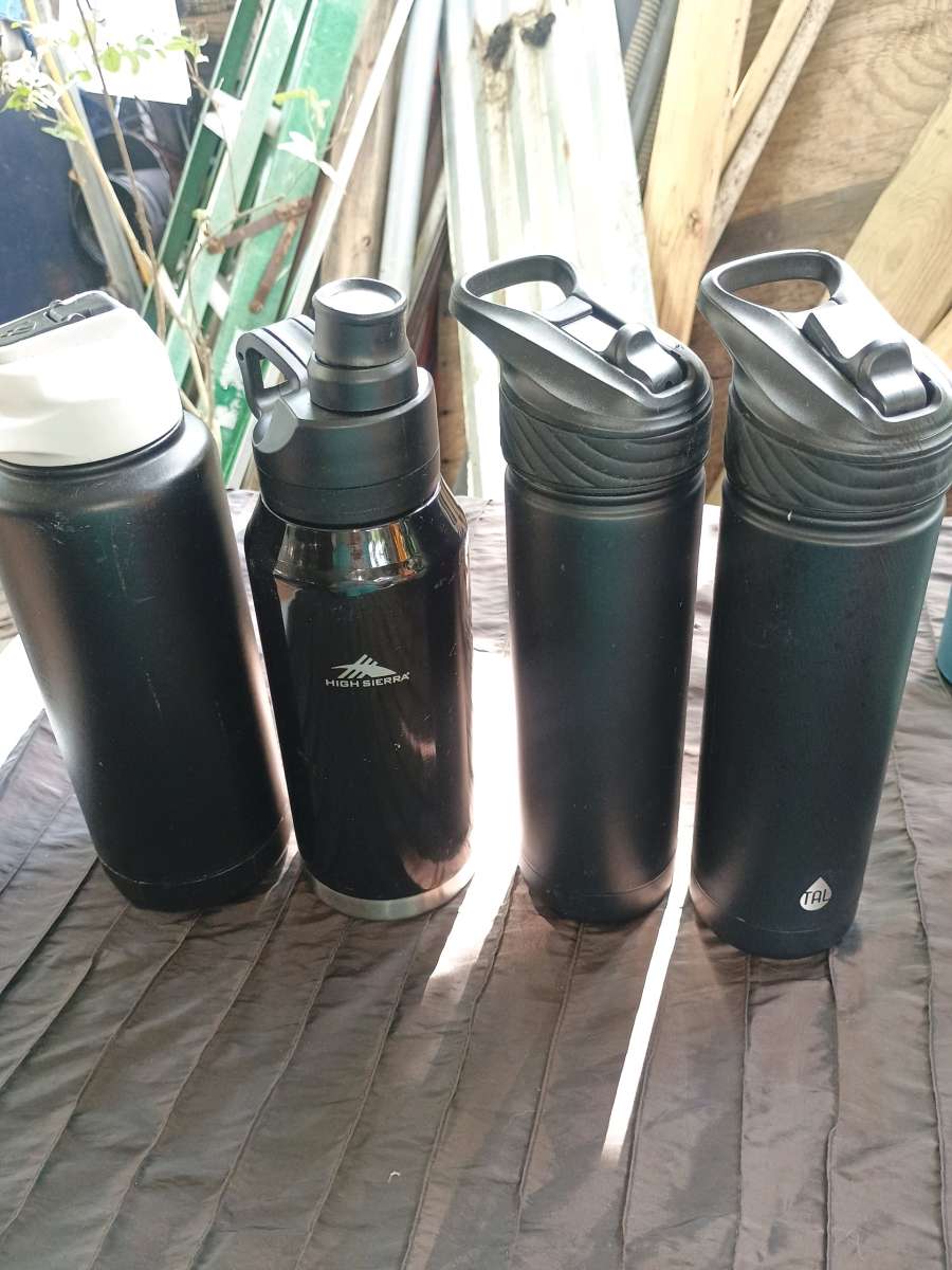 Stainless steel water bottles 16 pieces for 6000 or 500 each