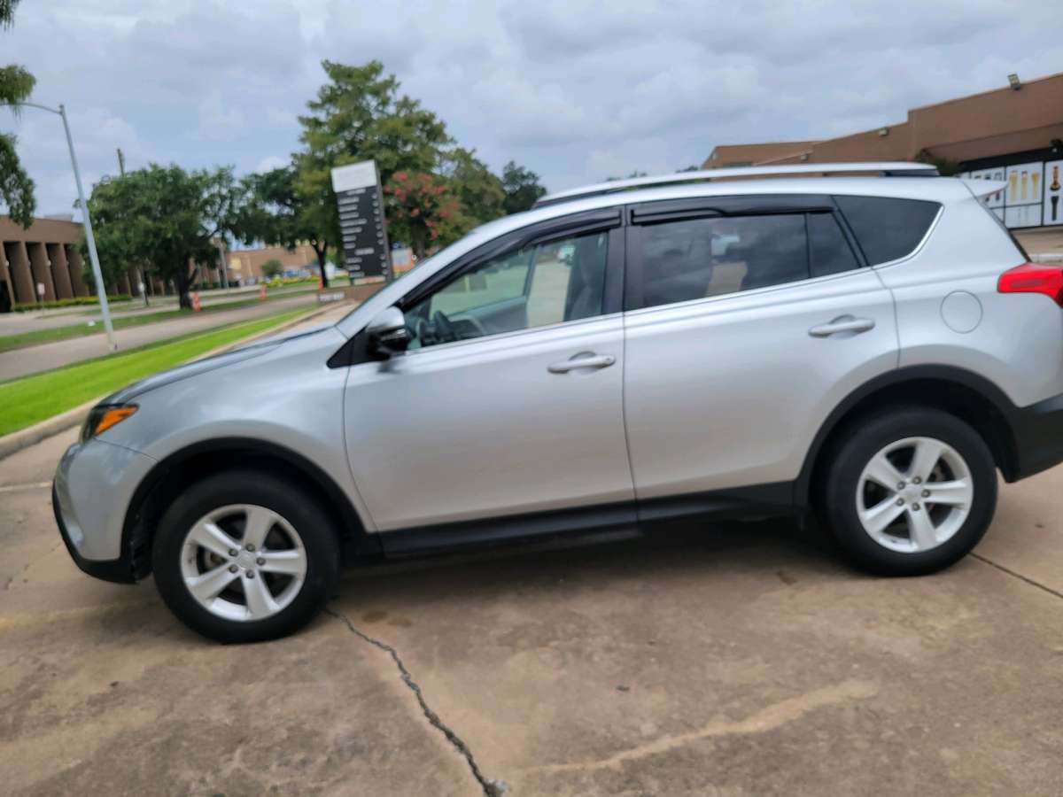 vendo toyota  rav4 sport 2013