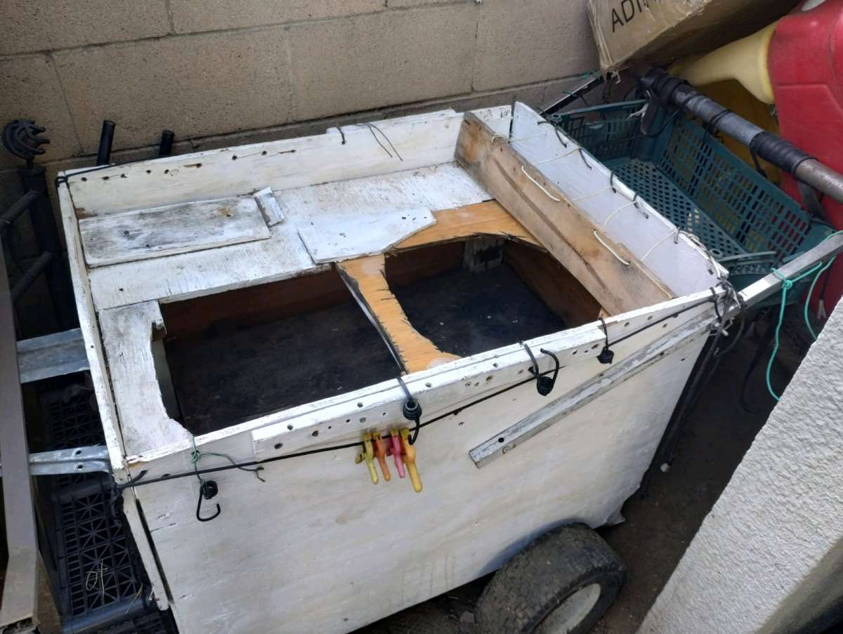 es un carro de elotes y raspados chicharrones