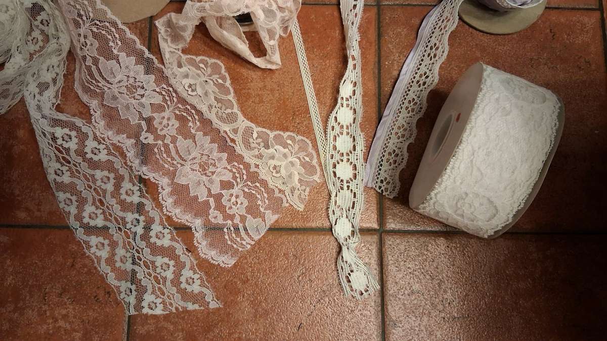 BUNDLE OF LACE VINTAGE MATERIAL SPOOLS