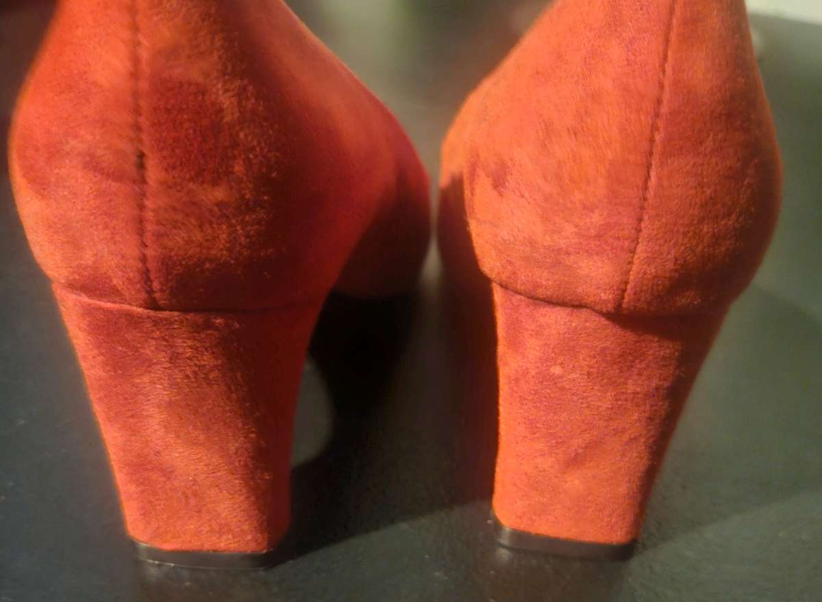 unisa red short heel sz 95