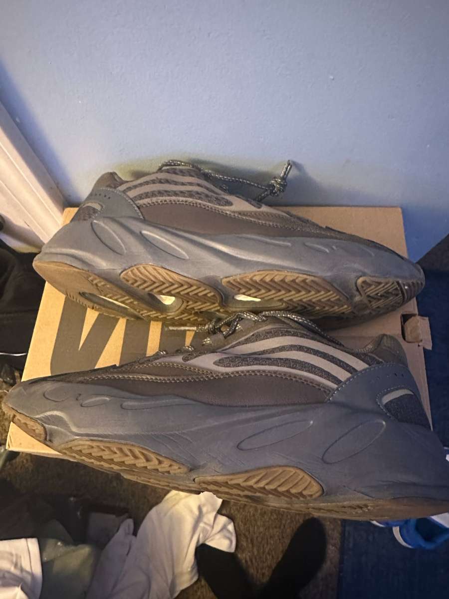 yeezy boost 700v2 geode size 10