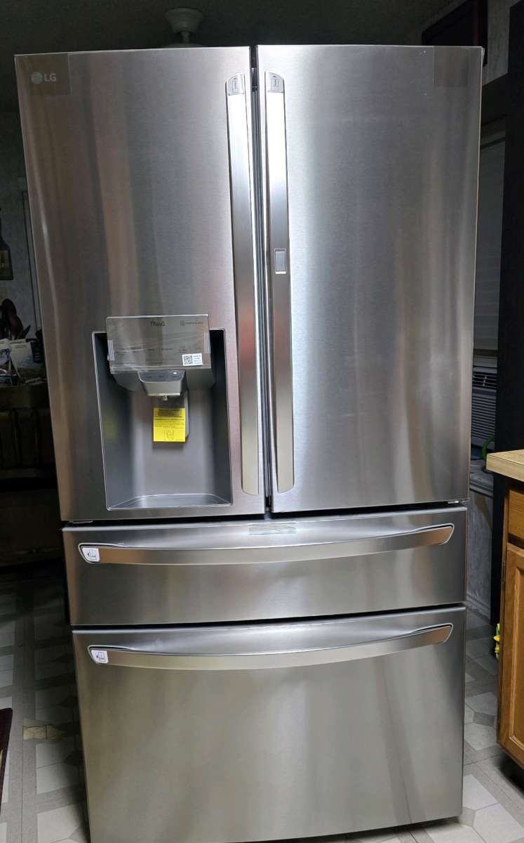 2021 LG Refrigerator  Like New Condition