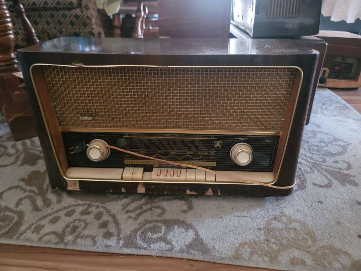 antique radios speaker record player 1920s 1930s