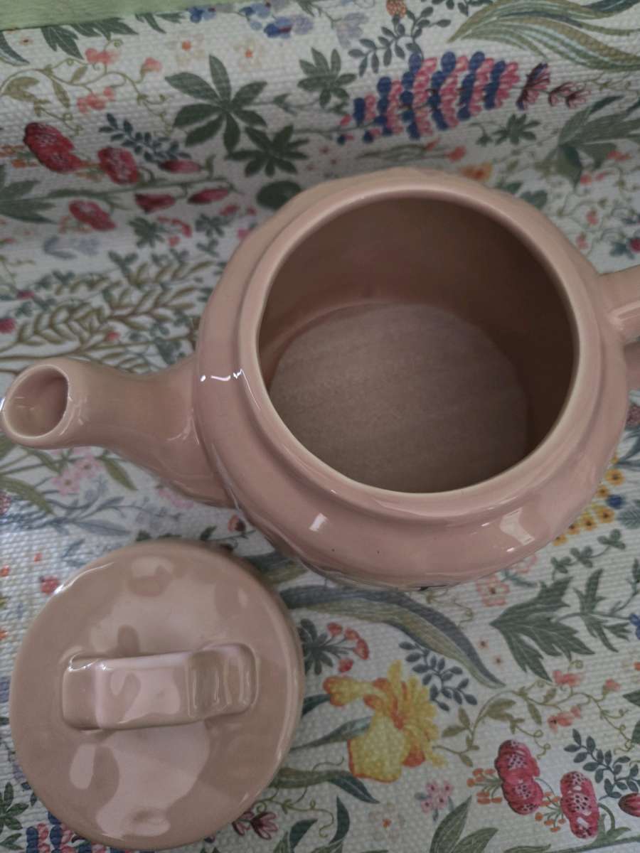 Ceramic pink tea pot