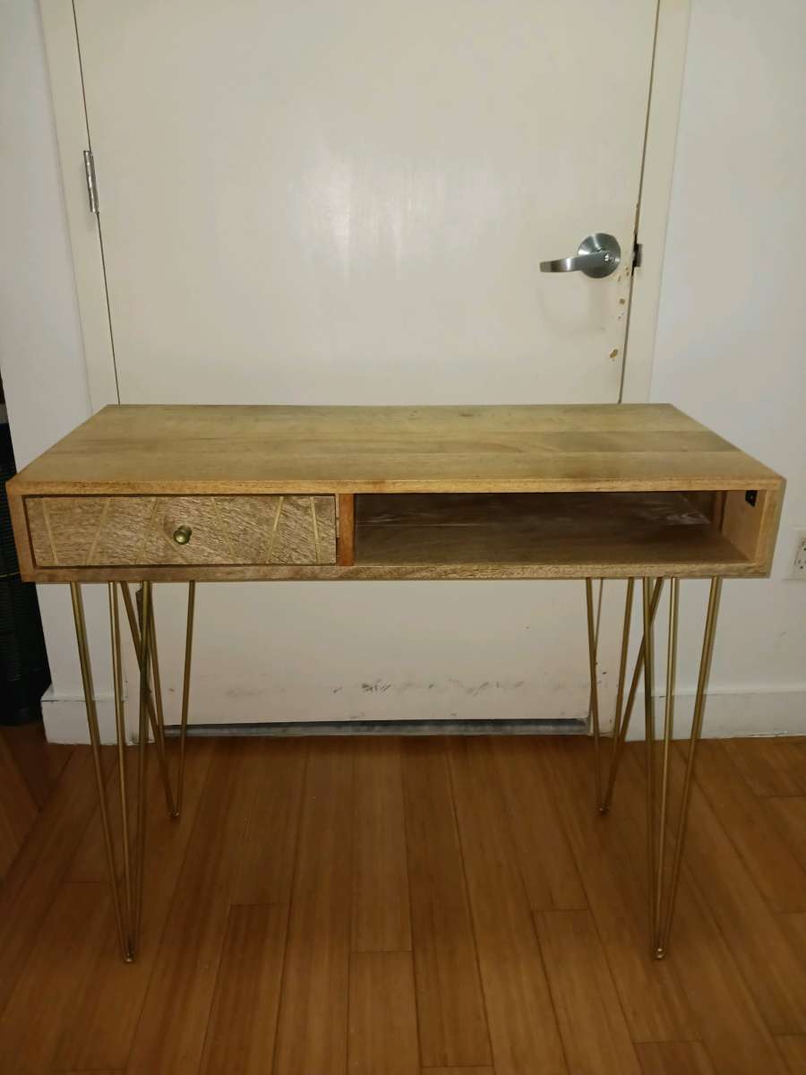 SAFAVIEH Marigold Wood Desk  Gold Legs  Modern  Stylish