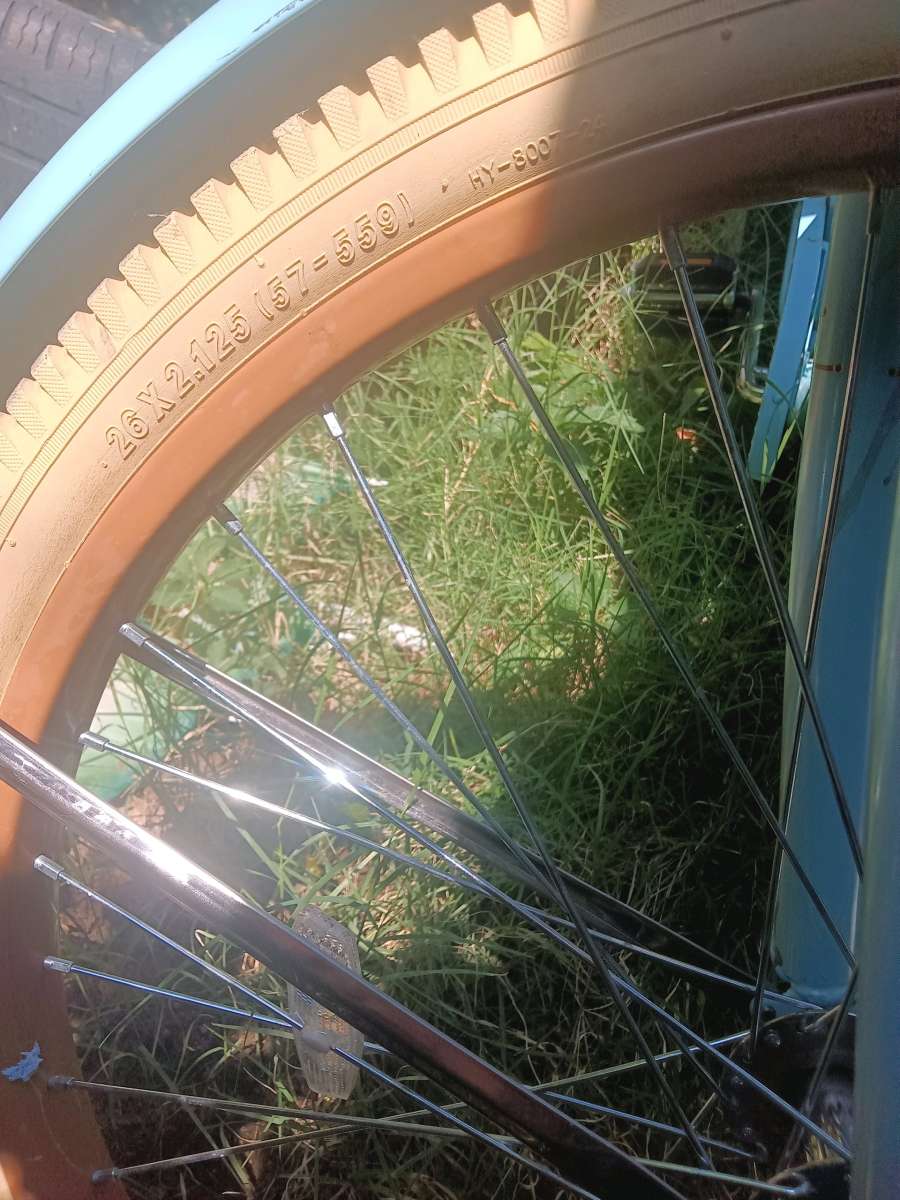 Huffy Nel Lusso Beach Cruiser 26 inch with basket and shelf