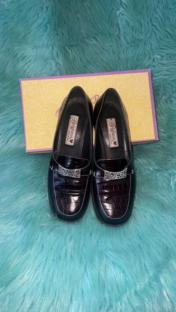 NIB Brighton Unice black crocodile flats with a silver chain